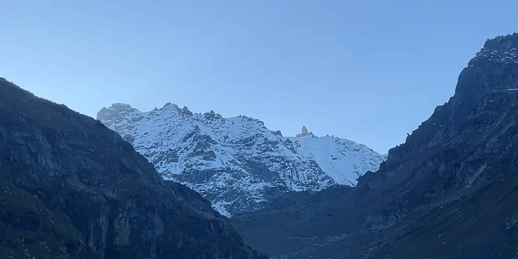 Balu Ka Ghera campsite during Hampta Pass Trek with snow covered Himalayan peaks and rugged mountain valley views