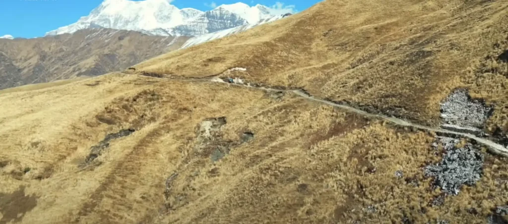 Brahmatal Trek trail in Uttarakhand, Himalayan trekking path with snow peaks, Brahmatal Trek mountain landscape, best winter trek in India, scenic Himalayan trek route