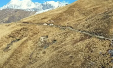 Brahmatal Trek trail in Uttarakhand, Himalayan trekking path with snow peaks, Brahmatal Trek mountain landscape, best winter trek in India, scenic Himalayan trek route